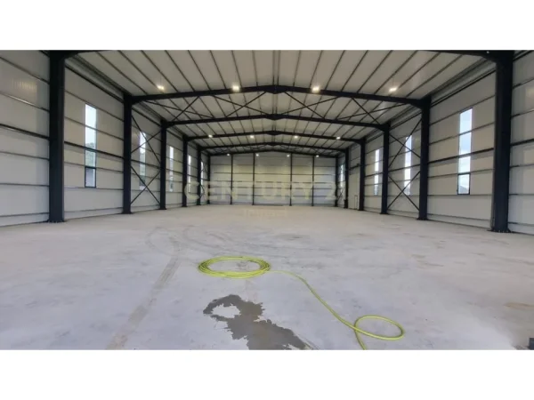 Tirane, jepet me qera ambjent biznesi , 1.075 m² 5.000 € (Kashar)