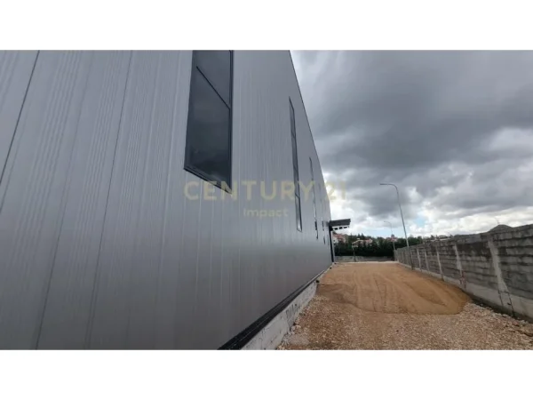 Tirane, jepet me qera ambjent biznesi , 1.075 m² 5.000 € (Kashar)