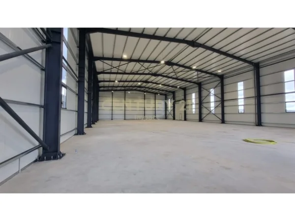 Tirane, jepet me qera ambjent biznesi , 1.075 m² 5.000 € (Kashar)