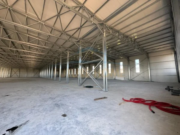 Durres, jepet me qera ambjent biznesi Kati 0, 9.600 m² 10.000 € (fllak)