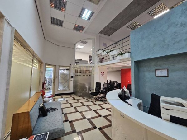 Tirane, jepet me qera zyre Kati 2, 280 m² 2.400 € (Galeria, Ruga e Barrikadave)