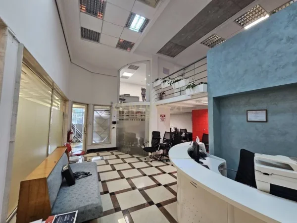 Tirane, jepet me qera zyre Kati 2, 280 m² 2.400 € (Galeria, Ruga e Barrikadave)