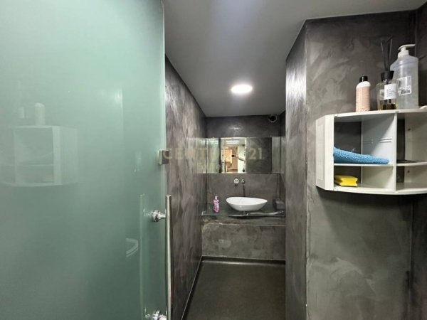 Tirane, jepet me qera zyre Kati 2, 280 m² 2.400 € (Galeria, Ruga e Barrikadave)