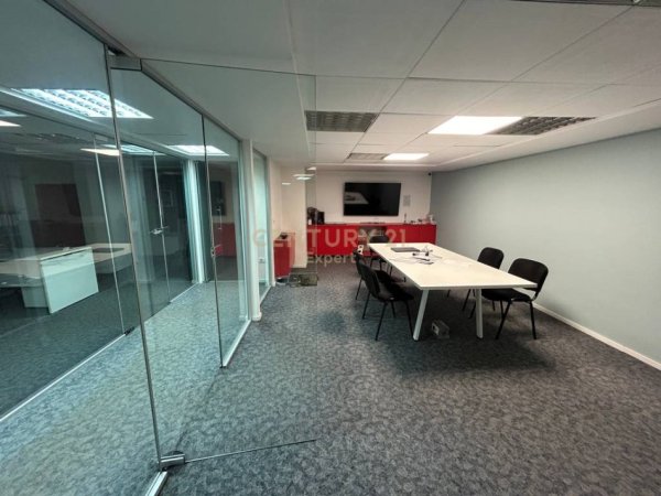 Tirane, jepet me qera zyre Kati 2, 280 m² 2.400 € (Galeria, Ruga e Barrikadave)
