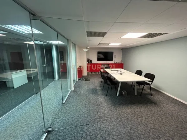 Tirane, jepet me qera zyre Kati 2, 280 m² 2.400 € (Galeria, Ruga e Barrikadave)