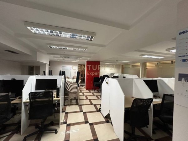 Tirane, jepet me qera zyre Kati 2, 280 m² 2.400 € (Galeria, Ruga e Barrikadave)