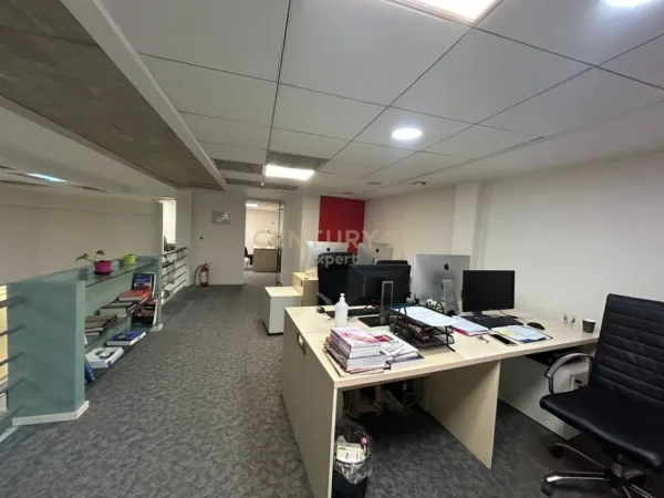 Tirane, jepet me qera zyre Kati 2, 280 m² 2.400 € (Galeria, Ruga e Barrikadave)