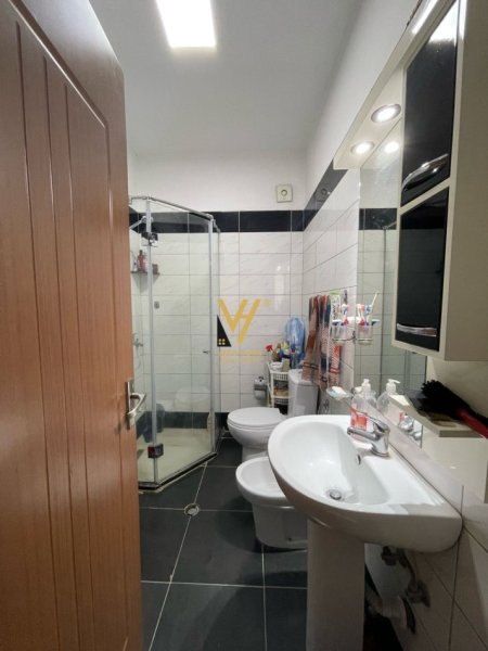 Tirane, jepet me qera apartament 2+1+Ballkon Kati 4, 100 m² 450 € (RRUGA BESIM ALLA)