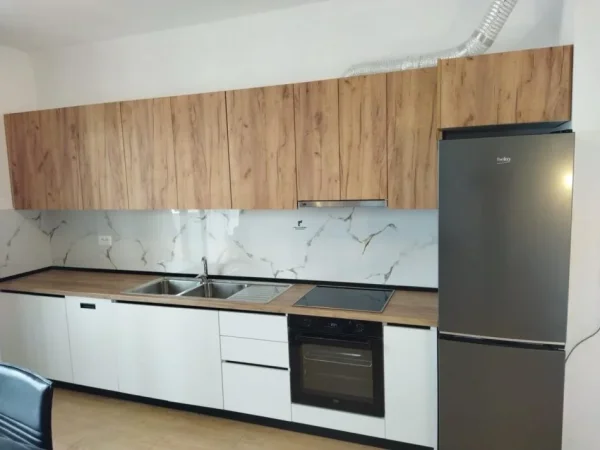 Tirane, jepet me qera apartament 2+1+Ballkon Kati 8, 95 m² 700 € (ISH FUSHA AVIACIONIT)