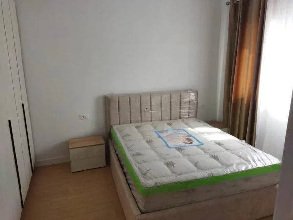 Tirane, jepet me qera apartament 2+1+Ballkon Kati 8, 95 m² 700 € (ISH FUSHA AVIACIONIT)