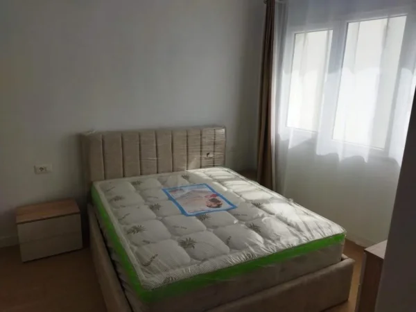 Tirane, jepet me qera apartament 2+1+Ballkon Kati 8, 95 m² 700 € (ISH FUSHA AVIACIONIT)