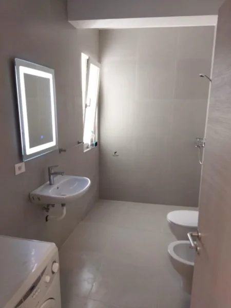 Tirane, jepet me qera apartament 2+1+Ballkon Kati 8, 95 m² 700 € (ISH FUSHA AVIACIONIT)