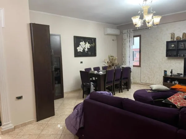 Tirane, jepet me qera apartament 3+1 , 550 € (prane fabrikes te mielleit)
