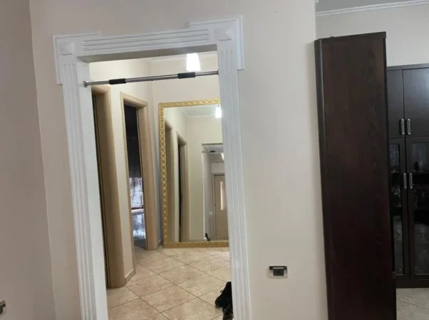Tirane, jepet me qera apartament 3+1 , 550 € (prane fabrikes te mielleit)