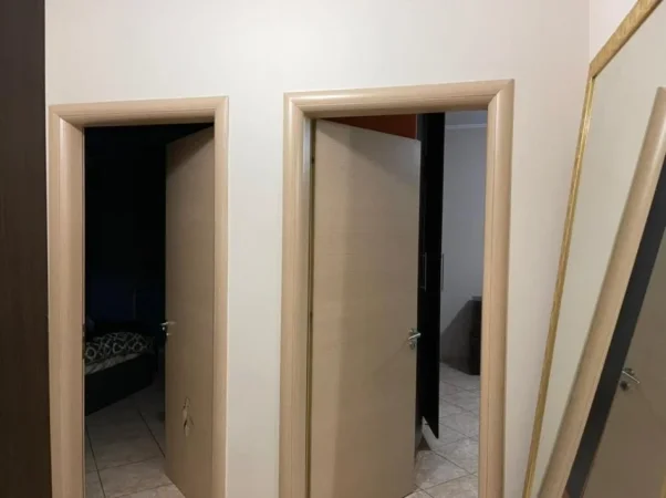 Tirane, jepet me qera apartament 3+1 , 550 € (prane fabrikes te mielleit)