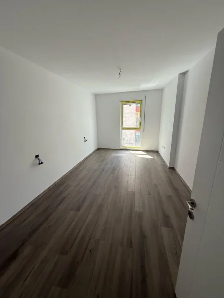 Tirane, shitet apartament 1+1+Ballkon Kati 4, 75 m² 167.500 € (Xhamlliku)