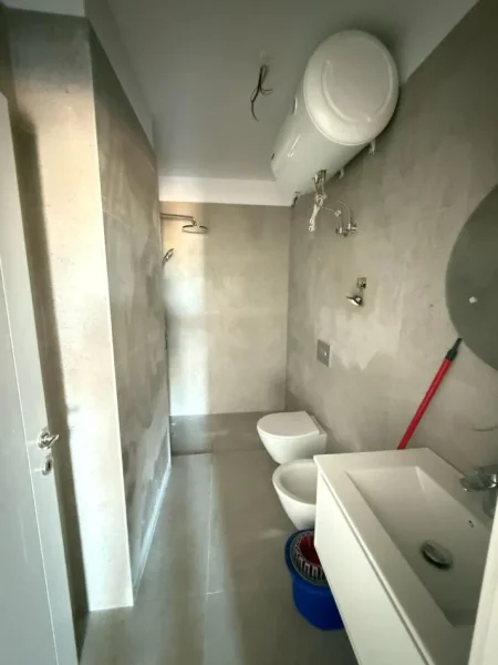 Tirane, shitet apartament 1+1+Ballkon Kati 4, 75 m² 167.500 € (Xhamlliku)