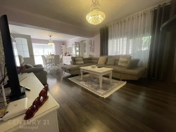 Tirane, jepet me qera ambjent biznesi Kati 0, 109 m² 3.000 € (Rruga Vaso Pasha Ish Blloku)