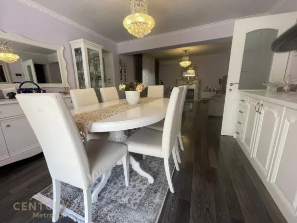 Tirane, jepet me qera ambjent biznesi Kati 0, 109 m² 3.000 € (Rruga Vaso Pasha Ish Blloku)