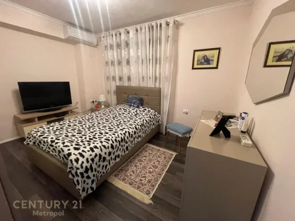 Tirane, jepet me qera ambjent biznesi Kati 0, 109 m² 3.000 € (Rruga Vaso Pasha Ish Blloku)