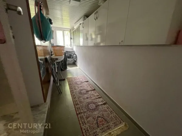 Tirane, jepet me qera ambjent biznesi Kati 0, 109 m² 3.000 € (Rruga Vaso Pasha Ish Blloku)