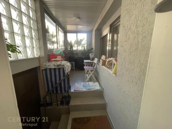 Tirane, jepet me qera ambjent biznesi Kati 0, 109 m² 3.000 € (Rruga Vaso Pasha Ish Blloku)