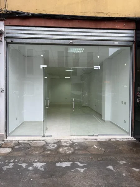 Tirane, jepet me qera dyqan Kati 0, 74 m² 700 € (21 dhjtori)