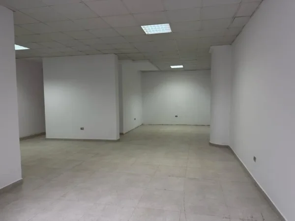 Tirane, jepet me qera dyqan Kati 0, 74 m² 700 € (21 dhjtori)