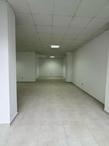 Tirane, jepet me qera dyqan Kati 0, 74 m² 700 € (21 dhjtori)