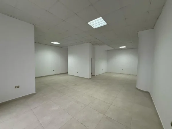 Tirane, jepet me qera dyqan Kati 0, 74 m² 700 € (21 dhjtori)