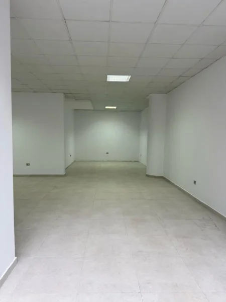 Tirane, jepet me qera dyqan Kati 0, 74 m² 700 € (21 dhjtori)