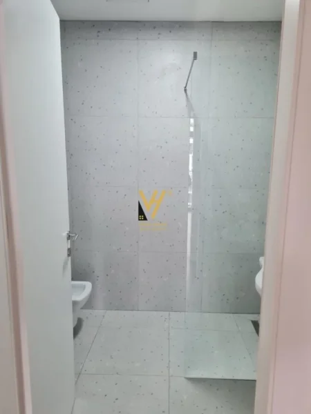 Tirane, jepet me qera zyre Kati 10, 140 m² 1.600 € (LAKEVIEW RESIDENCE)