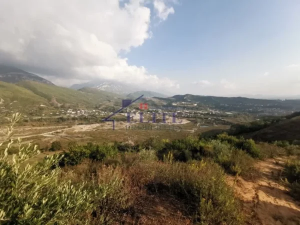 Tirane, shitet toke , 42.000 m² 140.000 € (Zall Herr)