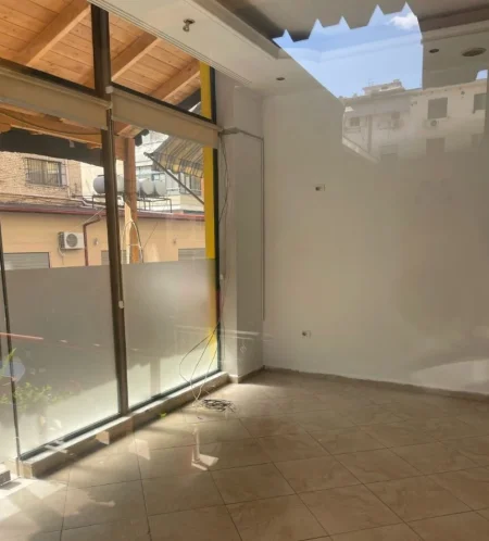 Tirane, jepet me qera ambjent biznesi Kati 0, 40 m² 500 € 