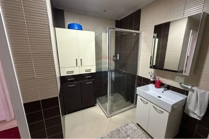 Tirane, jepet me qera apartament 2+1 Kati 1, 550 € (Bulevardi Migjeni)