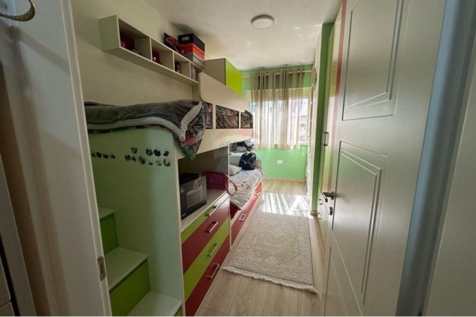 Tirane, jepet me qera apartament 2+1 Kati 1, 550 € (Bulevardi Migjeni)