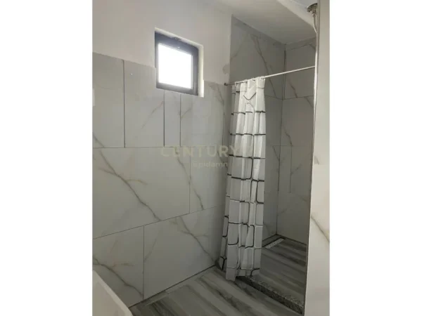 Durres, jepet me qera apartament 2+1+Ballkon Kati 3, 135 m² 280 € (spitalle)