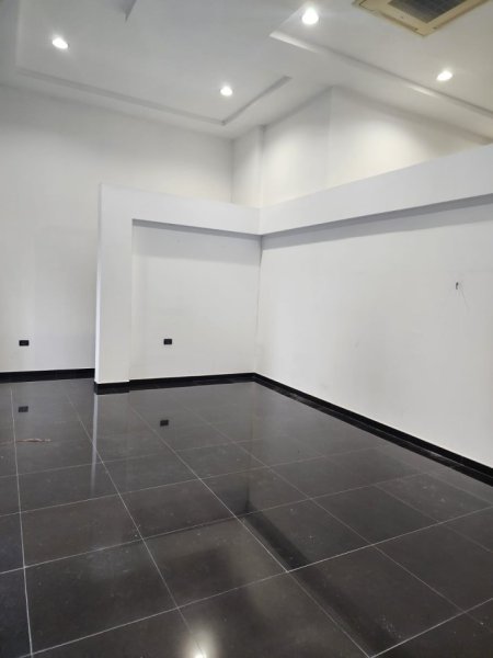 Tirane, shes dyqan Kati 1, 108 m² 225.000 € (Bardhok Biba)