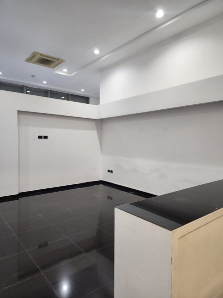 Tirane, shes dyqan Kati 1, 108 m² 225.000 € (Bardhok Biba)