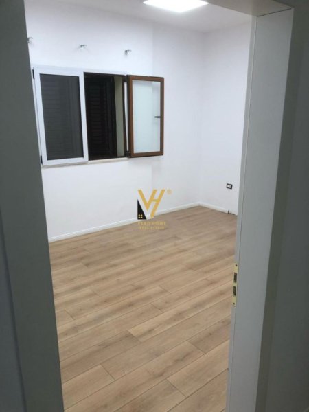 Tirane, jepet me qera Vile 2 Katshe Kati 0, 400 m² 2.000 € (KOMUNA E PARISIT)