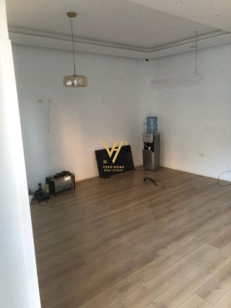 Tirane, jepet me qera Vile 2 Katshe Kati 0, 400 m² 2.000 € (KOMUNA E PARISIT)
