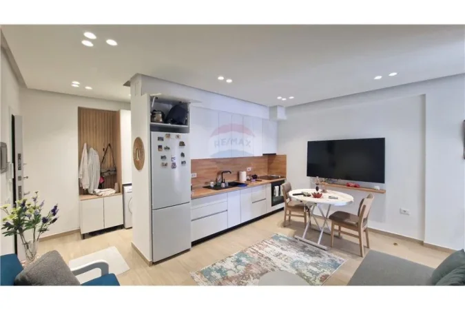 Vlore, shitet apartament 1+1+Ballkon Kati 10, 58 m² 127.600 € (Lungomare)