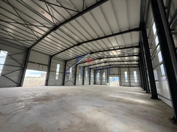 Tirane, jepet me qera magazine Kati 0, 1.075 m² 5.000 € (Kashar)