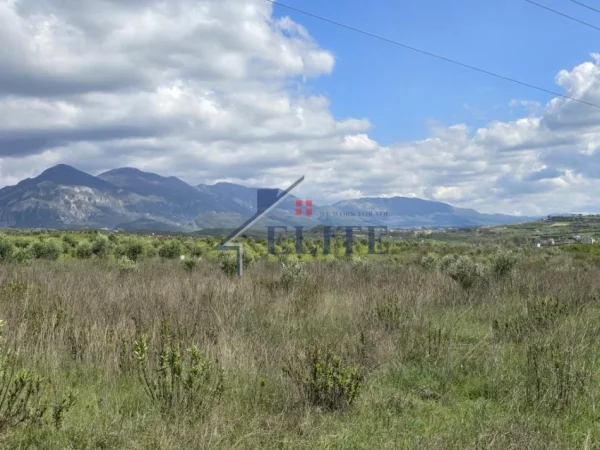 Tirane, shitet toke , 9.600 m² 336.000 € (Zall Herr)