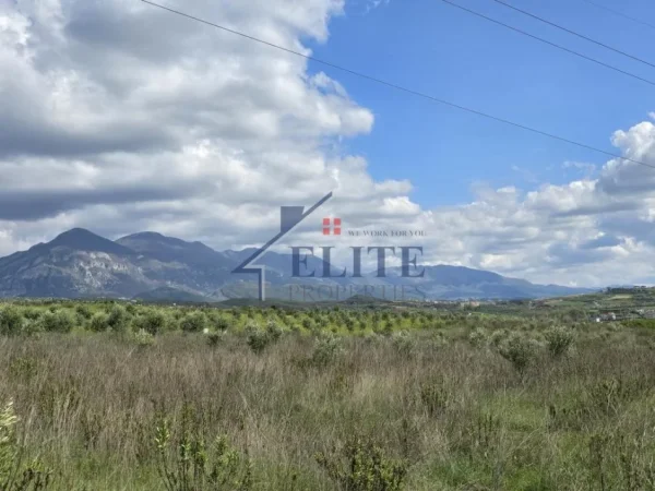 Tirane, shitet toke , 9.600 m² 336.000 € (Zall Herr)