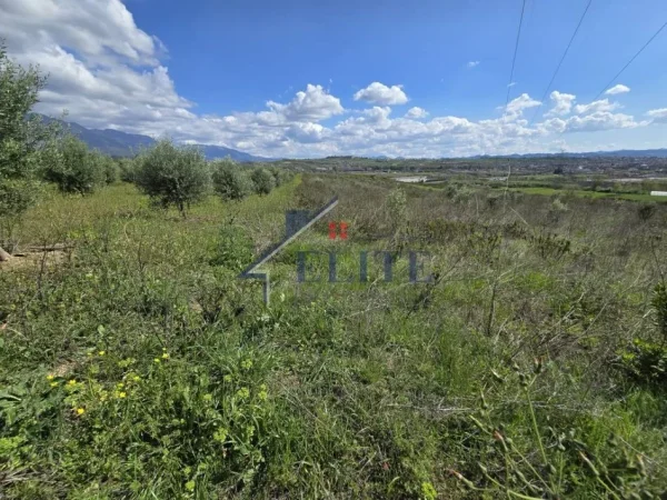 Tirane, shitet toke , 9.600 m² 336.000 € (Zall Herr)