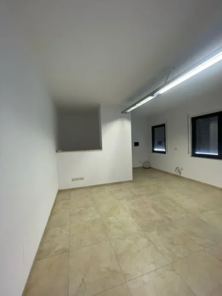 Durres, jepet me qera zyre Kati 2, 106 m² 500 € (Poliklinika)