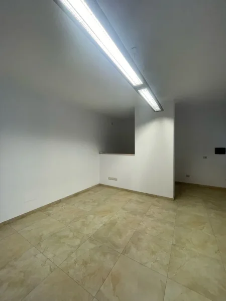 Durres, jepet me qera zyre Kati 2, 106 m² 500 € (Poliklinika)