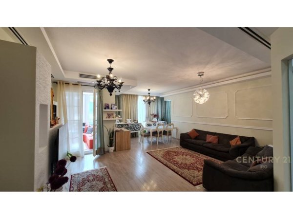 Tirane, jepet me qera apartament 2+1+Aneks+Ballkon Kati 10, 165 m² 1.800 € (Blloku)