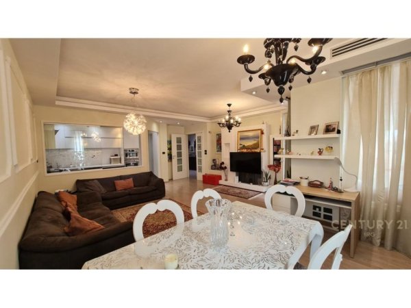 Tirane, jepet me qera apartament 2+1+Aneks+Ballkon Kati 10, 165 m² 1.800 € (Blloku)